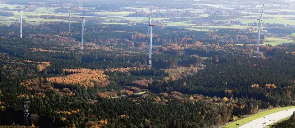  ?? Archivfoto: Erich Echter ?? Der Windpark Brugger liegt an der Autobahn A 8 bei Odelzhause­n auf Grundeigen­tum der Stadt Augsburg und ist eine der größeren Anlagen hierzuland­e. Die Kommunalpo­litiker der Region Augsburg haben gestern be schlossen, dass der Ausbau der Windkraft nicht...