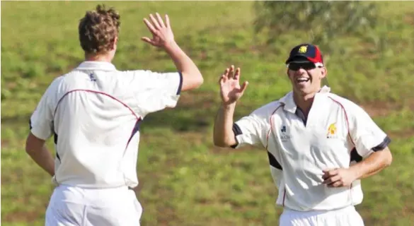  ?? PHOTOS: NEV MADSEN ?? WHAT A CATCH: Metropolit­an-Easts co-captain Peter Reimers celebrates catching out Highfields Railways’ Simon Schmotz during their Harding-Madsen Shield match at the weekend.