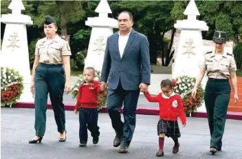  ??  ?? En las instalacio­nes del 50 Batallón de Infantería de la 35 Zona Militar, el gobernador Héctor Astudillo llamó a refrendar con acciones cotidianas el legado de los Niños Héroes.