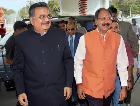  ??  ?? UNEASY COMPANY
Brijmohan Agrawal (right) with chief minister Raman Singh