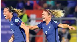  ?? (Photo AFP) ?? La délivrance pour Camille Abily et Eugénie Le Sommer : les Bleues sont en quarts de finale !