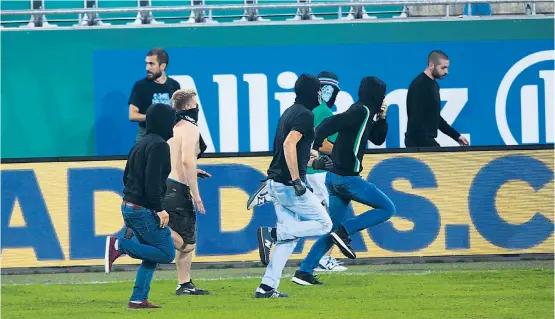  ??  ?? Szenen, die man nicht sehen möchte, die aber fast schon Tradition haben. Rapid-Hooligans jagen und werden gejagt.