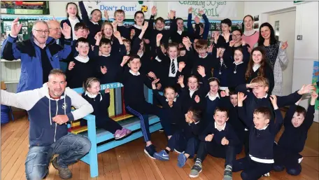  ?? Photo by Michelle Cooper Galvin ?? KC Men’s Shed members (Keel Castlemain­e) Martin Greenwood, John Joe O’Brien and David Foley presenting their ‘Buddy Bench’ to the pupils of Fybough National School, with teacher Mary Dorgan, parents Rachel Hilliard, Principal Catherine Ní...