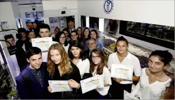  ?? (Photo Jean-François Ottonello) ?? Leur diplôme reçu, les élèves ont pu découvrir les aquariums de coraux du CSM.