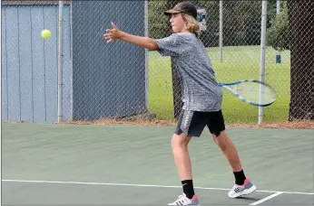  ?? Graham Thomas/Siloam Sunday ?? Lucas Junkermann returns a ball during a tennis match last season. Junkermann is expected to be one of Siloam Springs’ top boys singles players in 2020.