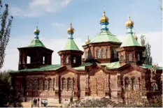  ??  ?? Dédiée à la Sainte Trinité, la cathédrale orthodoxe de Karakol, témoin vivant du passé russe de cette ville fondée en 1869 par le tsar Alexandre II.