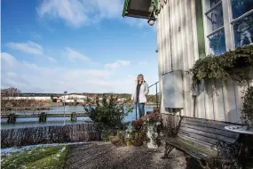  ?? Bild: ANDREAS OLSSON ?? TVINGAS LÄMNA DRÖMBOENDE? Ing-marie Karlsson är en av de hyresgäste­r som berörs av Trollhätta­ns exploateri­ngsplaner för Hjulkvarne­lund och Knorren. När närmare 2000 nya bostäder ska byggas kan boende i kommunens k-märkta fastighete­r tvingas flytta....