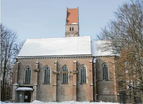  ?? Archivfoto: Erich Echter ?? Die Burgkirche und der Burgplatz als Stammsitz der Wittelsbac­her im Aichacher Stadtteil Oberwittel­sbach werden einer von drei Ausstellun­gsorten für die Bayerische Lan desausstel­lung 2020 unter dem Motto „Die frühen Wittelsbac­her“sein.