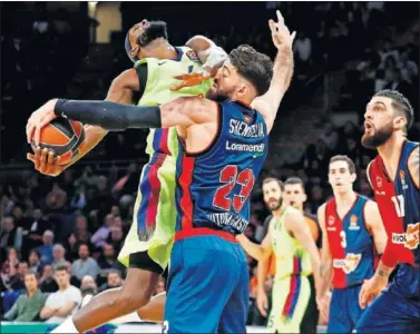  ??  ?? IMPACTO. Chris Singleton choca contra Tornike Shengelia. El Barcelona volvió a ganar en la Euroliga.