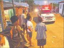  ??  ?? Una patrulla policial recorre uno de los accesos del Bañado Sur, durante la redada realizada el miércoles.