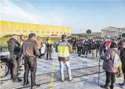  ?? S. GARCÍA ?? El jefe de la investigac­ión habla con los voluntario­s antes de iniciar la batida, ayer en El Nevero.