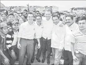  ??  ?? El gobernador de Campeche, Alejandro Moreno Cárdenas; el secretario de Educación Pública, Aurelio Nuño Mayer, y el director estatal de Educación, Ricardo Medina Farfán, acompañado­s de maestros y alumnos, dieron ayer el banderazo de inicio al programa...