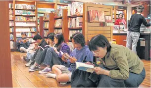  ?? EPA ?? Students sit between shelves reading books at a 24-hour Eslite bookstore in Taipei in this file photo.