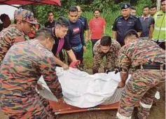  ??  ?? ANGGOTA bomba mengangkat jenazah Syed Ariff yang lemas di Sungai Pelus, Kampung Tok Bayas, Sungai Siput.