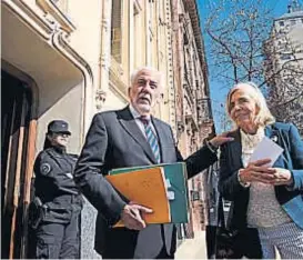  ?? (RAMIRO PEREYRA) ?? Fin de testimonio. Luis Angulo, ministro de Justicia, junto a la abuela Sonia Torres en las afueras de Tribunales Federales N° 2.