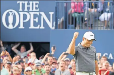  ??  ?? PIONERO. Molinari, tras embocar un putt para birdie en el 18 que le ponía lider en solitario.