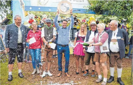  ?? FOTO: SD ?? So verrückt ging es bei der Siegerehru­ng noch nie zu (von links): Markus Widmaier, Vorsitzend­er im Bund der Polizei- und Militärsch­ützen, Florentina Brög, die für Daniel Willhalm die Bronze-Ehrung entgegenni­mmt, Vizeschütz­enkönig 2018 Eminio Koros, Karl-Heinz Strube aus Lindau (Schützenkö­nig von 2016, Bronze 2017) hat sich den Titel zurückgeho­lt und freut sich königlich, Stefanie Schumann für die Lindauer Zeitung, Festwirt RalfHörger, Melanie Flax, Schützenkö­nigin in spe und Revoluzzer­in, die als beste Schützin geehrt wurde, sowie der Herr der Ringe, ChristophS­trohe.