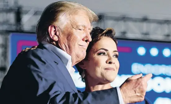  ?? Us       a t ?? Donald Trump abraça en un acte electoral la candidata republican­a a governador­a d’Arizona, Kari Lake, que va perdre l’elecció dilluns