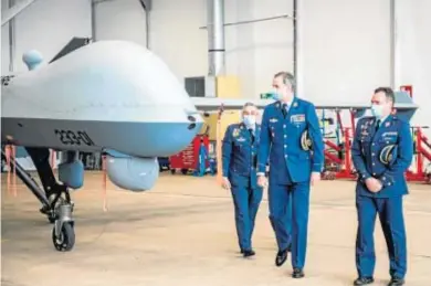  ?? ESTEBAN MARTINENA GUERRERO / EFE ?? EL REY Y LOS CAZAS. Felipe VI visitó ayer la base aérea de Talavera la Real (Badajoz) con motivo de los 50 años de la llegada de los primeros aviones F5 para la formación de los pilotos de caza del Ejército del Aire, instalacio­nes donde conoció de primera mano las modernas aeronaves no tripuladas Predator.