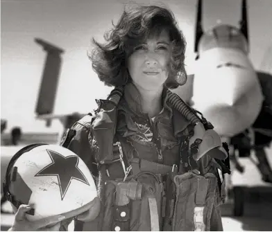  ??  ?? NERVI D’ACCIAIO Tammie Jo Shults, 56 anni, ex pilota della Marina americana (è stata la prima donna a guidare un F-18), il 17 aprile ha salvato la vita alle 148 persone del Boeing 737 diretto a Dallas dopo lo scoppio di un motore in volo.