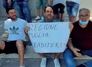  ??  ?? La protesta di commercian­ti ambulanti e giostrai Danneggiat­i dal lockdown, ieri hanno protestato davanti alla sede della Regione Puglia