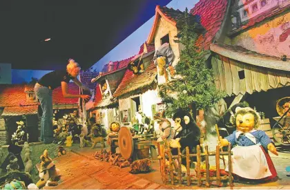  ?? MARIE- FRANCE COALLIER ?? Ogilvy department store's elaborate Christmas window display was a favourite for decades in downtown Montreal.