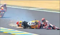  ??  ?? ÚLTIMA VUELTA. Rossi se fue al suelo en la curva 11 de Le Mans. TERCERA. Márquez se ha caído en tres carreras esta temporada.