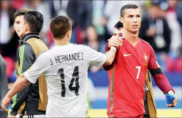  ??  ?? El delantero mexicano Javier Chicharito Hernández y el luso Cristiano Ronaldo estrechan las manos antes del partido entre ambas seleccione­s ■ Foto Afp