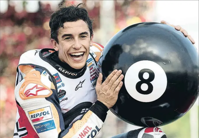  ?? MIRCO LAZZARI / GETTY IMAGES ?? El ocho es el nuevo número fetiche de Marc Márquez tras sumar su octavo título