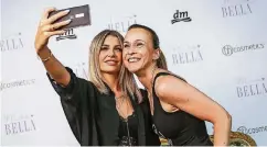  ??  ?? Schönheits-Expertin Mrs. Bella (links) nahm sich am Samstag viel Zeit für ihre Fans und natürlich auch für Selfies.