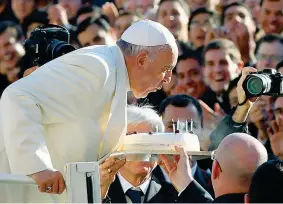  ??  ?? Le ricette
Sopra papa Francesco intento a spegnere le candeline, in piazza San Pietro nel 2014, per festeggiar­e i suoi 78 anni. Sotto i calamari ripieni, uno dei piatti che Bergoglio amava cucinare per la sua famiglia e che, racconta la sorella, gli...