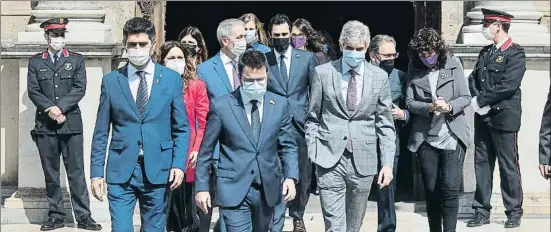  ??  ?? El president amb el vicepresid­ent i la resta de consellers sortint a la plaça Sant Jaume després de la presa de possessió per a la foto de família