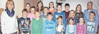  ?? FOTO: BAY ?? Der Nachwuchs ist mit großer Begeisteru­ng bei der Verleihung des Sportabzei­chens dabei. Links die Vorsitzend­e des Turnverein­s Ostrach, Elfriede Schöb, und rechts Erich Baur, Leiter des Sportabzei­chenteams.