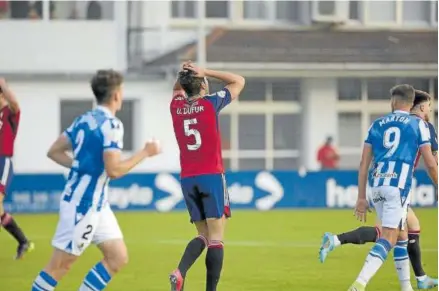  ?? ?? Unai Dufur se lamenta tras una ocasión de gol en el primer tiempo.