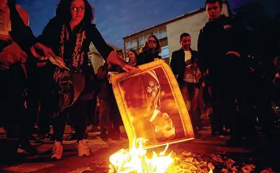  ?? (Ap) ?? Fuoco La mobilitazi­one degli indipenden­tisti a Barcellona: alcuni manifestan­ti bruciano il ritratto di re Felipe, in visita nella città catalana