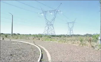  ??  ?? Las líneas de transmisió­n y distribuci­ón que se extienden a lo largo del territorio nacional son de la ANDE, que se encarga de comerciali­zar la energía eléctrica.