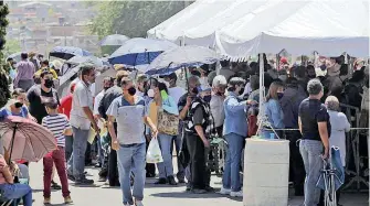  ?? FRANCISCO RODRÍGUEZ ?? Largas filas para ingresar, tratados de manera inhumana.