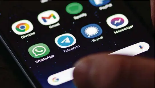  ??  ?? kLos servicios gratuitos de mensajería instantáne­a WhatsApp, Telegram y Signal han ingresado a un debate global en el ámbito de la confidenci­alidad de los datos.