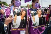  ??  ?? Victime. Istanbul, le 19 juin. Des manifestan­tes protestent contre l’abandon de la Convention d’Istanbul, le traité européen contre la violence à l’égard des femmes. Elles dressent un portrait de Deniz Poyraz, tuée le 17 juin.