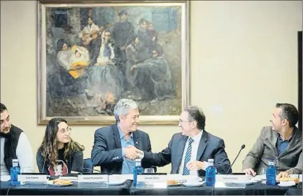  ?? MARTA PÉREZ / EFE ?? Isidro Rodríguez i Jaume Giró donant-se la mà després de firmar l’acord de col·laboració