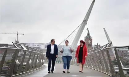  ?? Photograph: Charles McQuillan/Getty Images ?? Keir Starmer in Derry speaking to Sara Canning, the partner of the murdered journalist Lyra McKee, and the shadow Northern Ireland secretary of state, Louise Haigh.