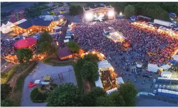  ?? FOTO: ALM EVENT GASTRO ?? Die viertägige Open-Air-Reihe an Pfingsten auf der Alm in Landsweile­r-Reden zieht jedes Jahr tausende Besucher an. Ob sie in diesem Jahr stattfinde­t, ist noch unklar.