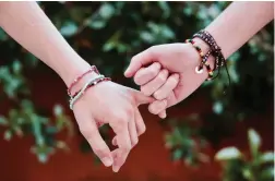 ??  ?? HELPING HAND: Having close friends can help ward off depression.