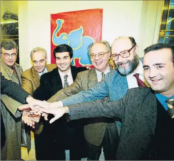  ??  ?? El Elefant Blau, con Vicens, Perrín, Laporta, Borràs, Fonollosa y Godall, no pudo acabar con Núñez en 1998. En 2008, Oriol Giralt impulsó el voto de censura contra Laporta, que salvó el cargo pero perdió ocho directivos