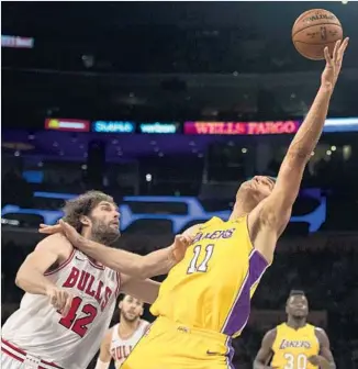  ?? Kyusung Gong Associated Press ?? BROOK LOPEZ and Julius Randle (30) were a good combinatio­n in last week’s 103-94 win over Chicago, and they’ve lifted the lineup both offensivel­y and defensivel­y in limited time together.