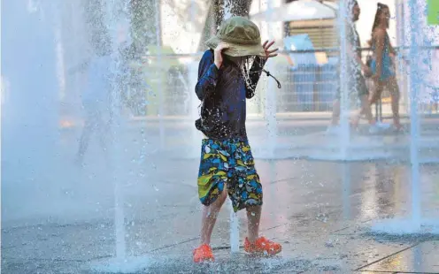  ?? MARIE-FRANCE COALLIER LE DEVOIR ?? Jeux d’eau, jeux d’enfants à la place des Festivals de Montréal