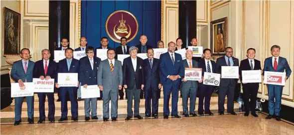  ?? PIC BY SADDAM YUSOFF ?? Sultan of Selangor Sultan Sharafuddi­n Idris Shah with the Sultan of Selangor’s Cup sponsors at a cheque presentati­on ceremony at Istana Alam Shah in Klang yesterday.