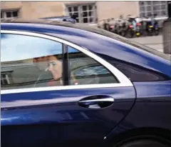  ?? FOTO: PHILIP DAVALI ?? Mary forlader Christians­borg efter udnævnelse­n til rigsforsta­nder. Ekstra Bladet og enkelte fremmødte turister fik et skævt smil at se igennem bilruden.