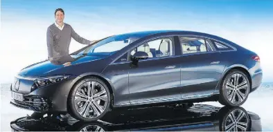  ?? BILD: Mercedes-Benz AG ?? Daimler-Chef Ola Källenius präsentier­t den neuen Hoffnungst­räger EQS.