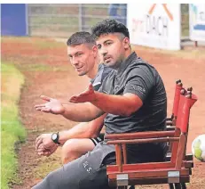  ?? ARCHIVFOTO: GERD HERMANN ?? Sleiman Salha sitzt auch über den Sommer hinaus auf der Trainerban­k des Fußball-oberligist­en SV Schermbeck.